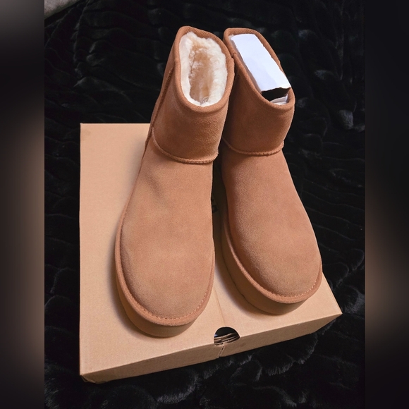 Beige Ugg Classic Mini Platform size 11 boots - Picture 1 of 4